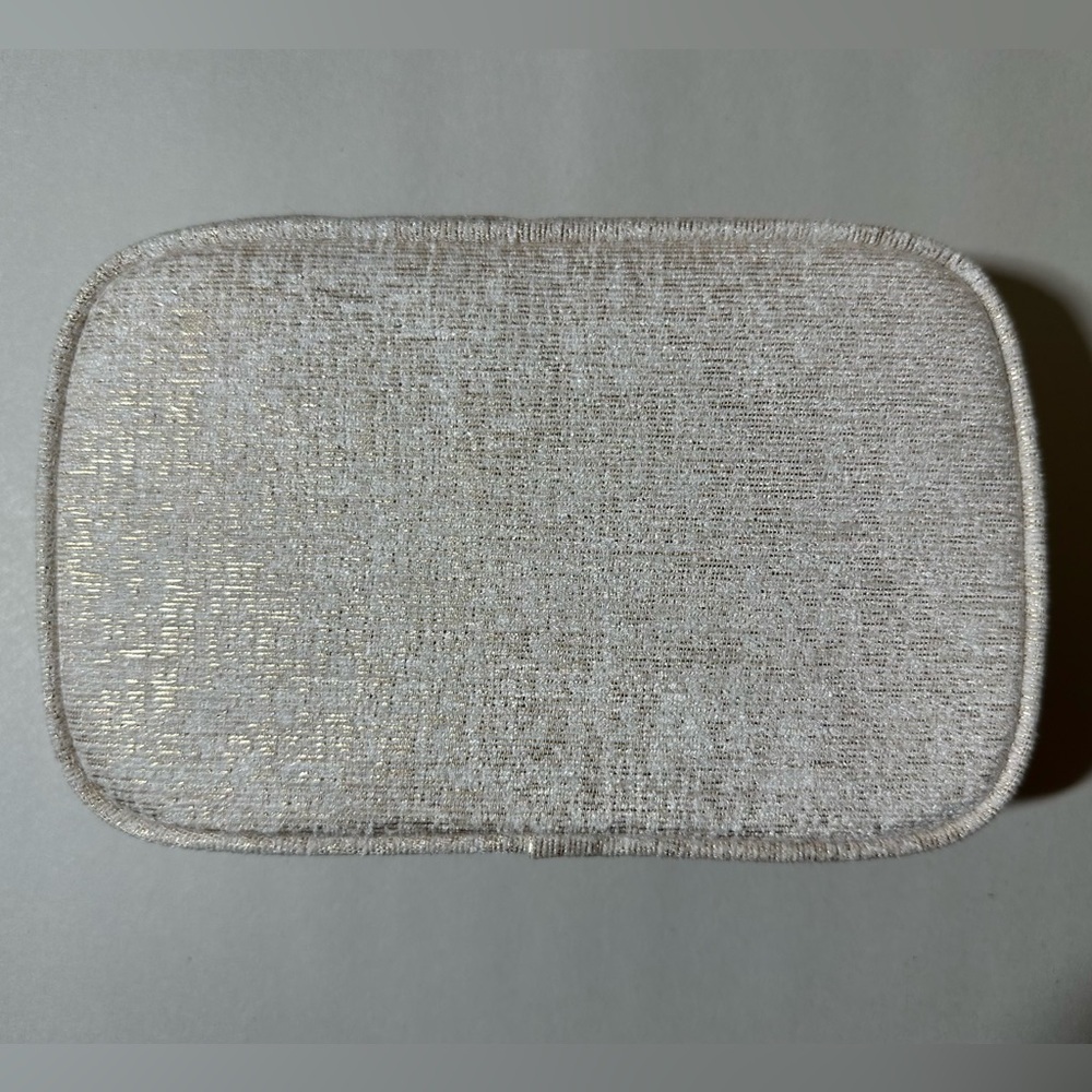 CHANEL Holiday Makeup Bag 2023 Limited Edition - Picture 4 of 7